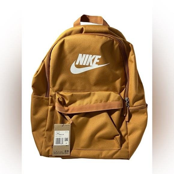 brown backpack nike Brasilia 9.5 Front zippered pocket Nike Heritage Eugene Backpack (23L)